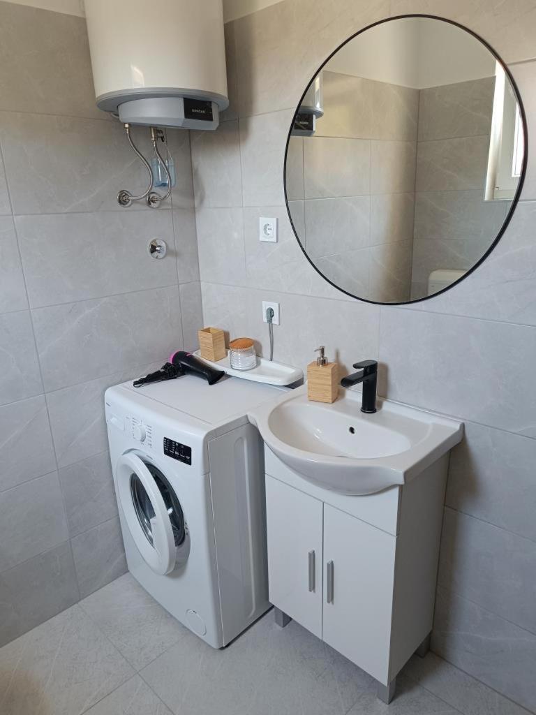 Apartment Dragana, Jezera, Island Murter Exterior photo