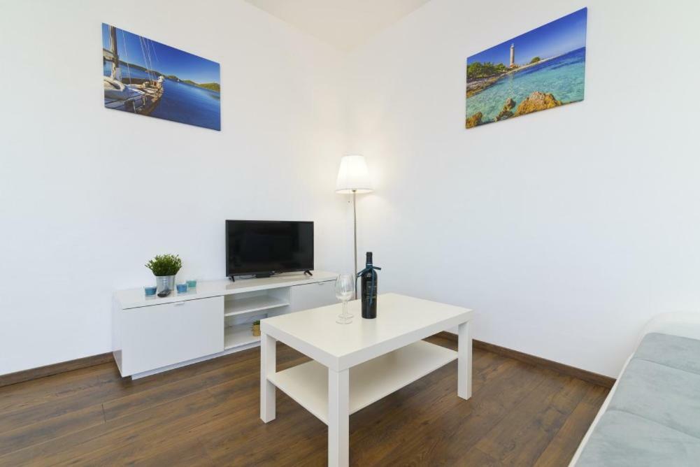 Apartment Dragana, Jezera, Island Murter Exterior photo
